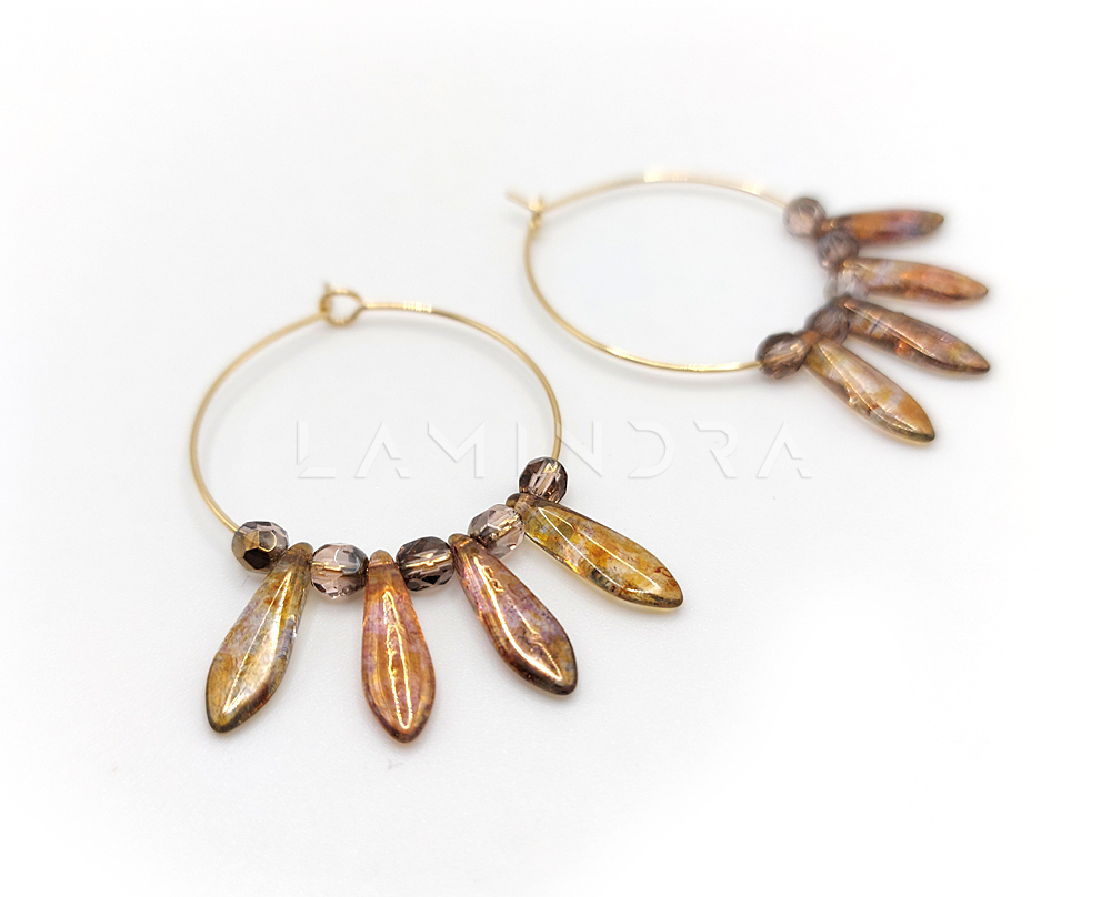 Fülbevalók, kézműves ékszerek: FU016, Orvosi fém karika fülbevaló, márványos bronz-arany csepp gyöngyökkel